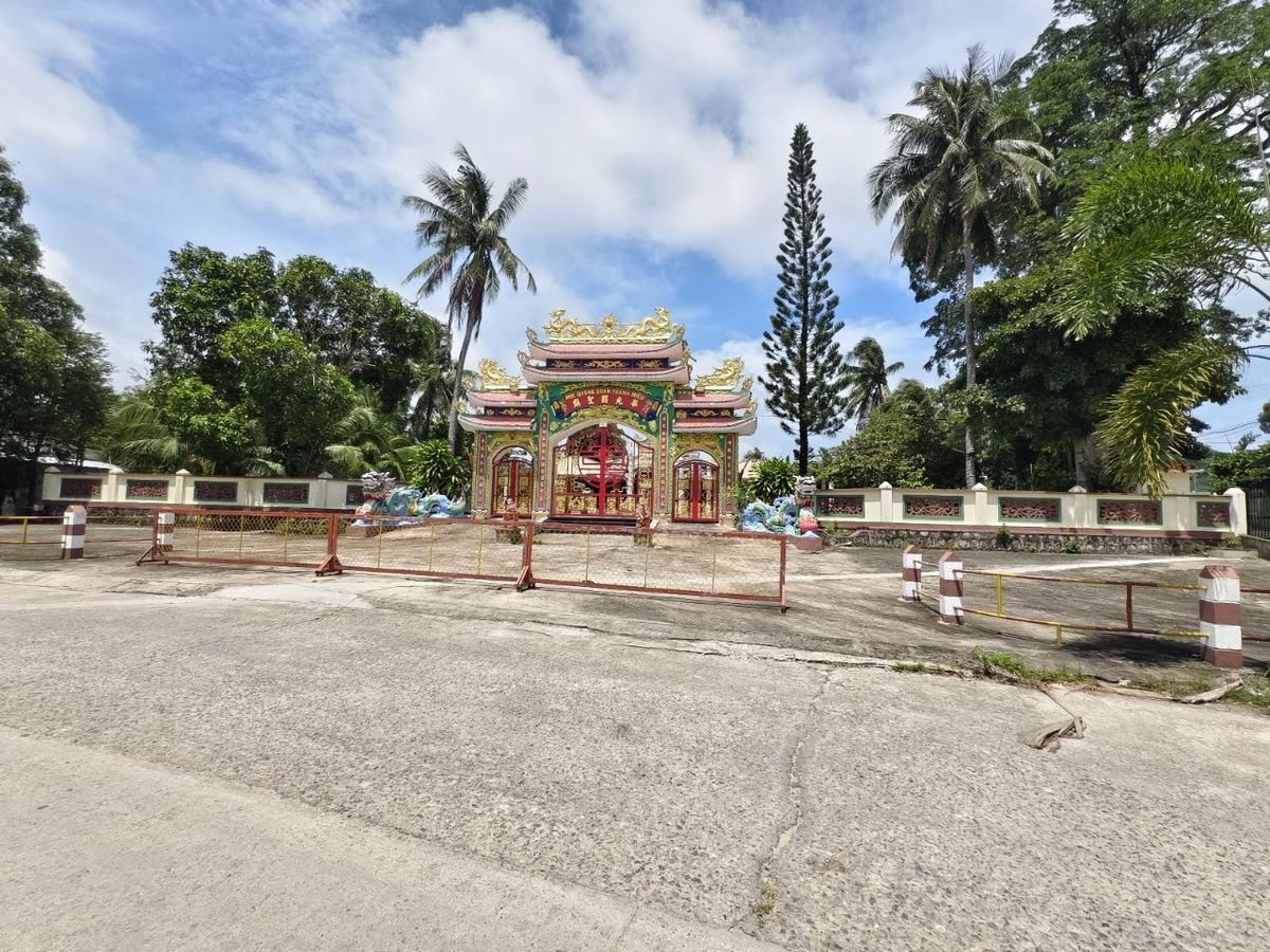 Traditional Chinese-Vietnamese temple architecture in a quiet residential neighbourhood, Chùa Ông Suối Đá 崋光大帝廟, Phu Quoc