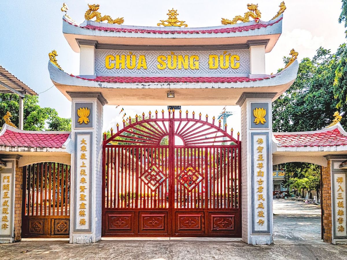 Quiet neighbourhood pagoda, Chùa Sùng Đức, Phu Quoc