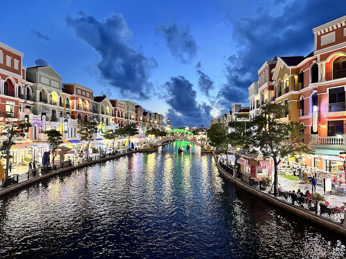 Free lakeside show at Grand World, Colors of Venice, Phu Quoc