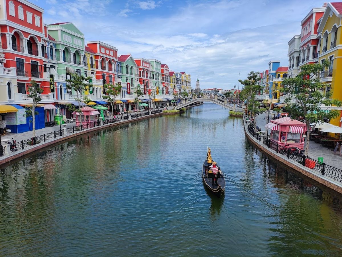 Free to enter — pay only for extras, Grand World Phu Quoc