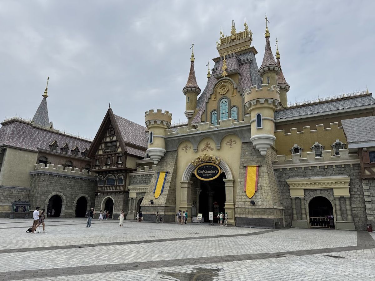 European-styled entrance plaza, Quảng trường VinWonders, Phu Quoc