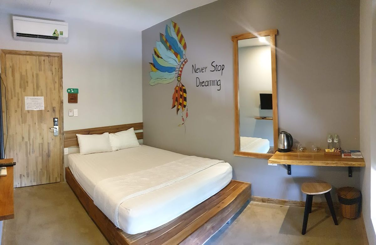 9 Station Hostel pool and grounds in Duong Dong