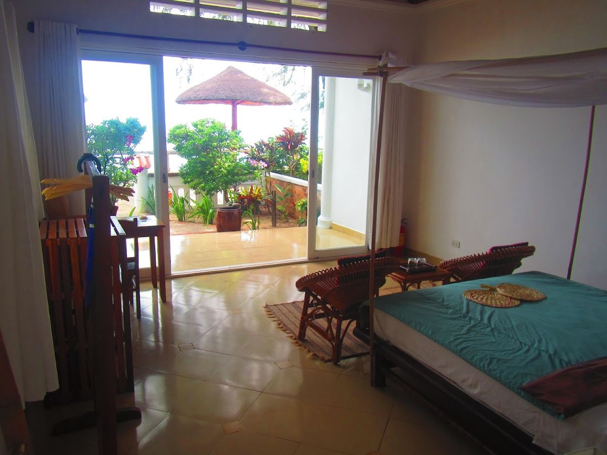 Bamboo Cottages & Restaurant facilities in Long Beach