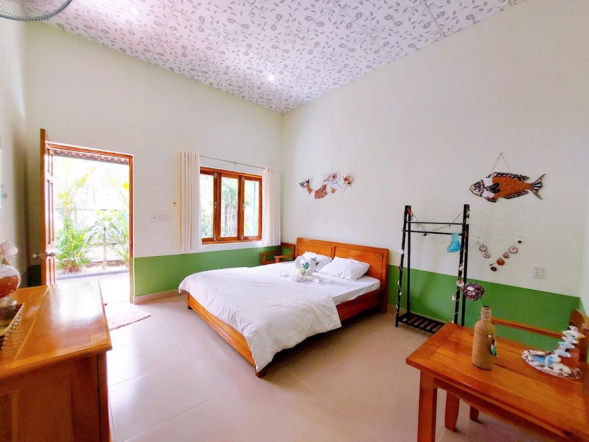 Ben Guesthouse Phu Quoc pool and grounds in Ong Lang