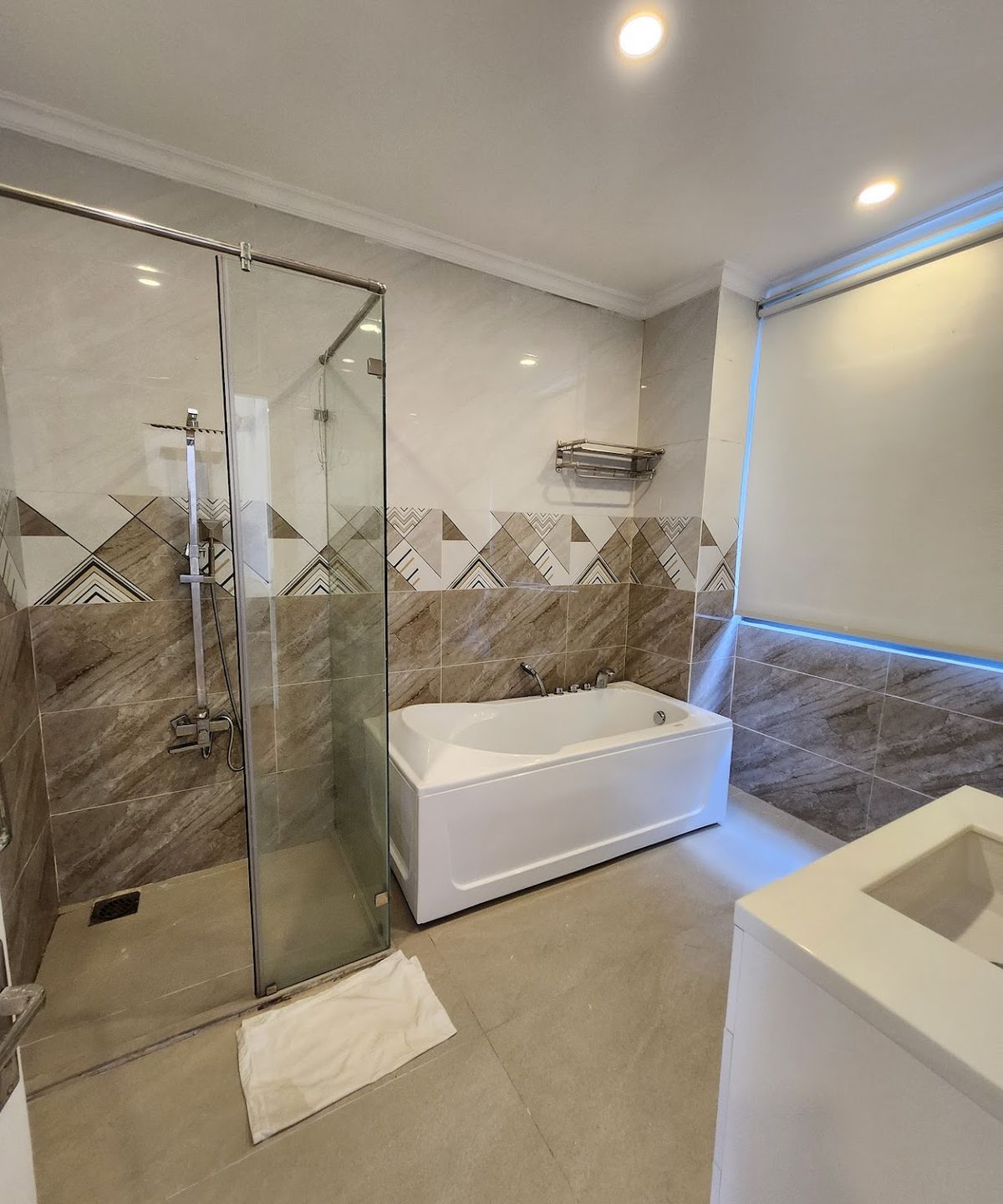 BREAKING DAWN-TAEYANG HOTEL GRAND WORLD PHÚ QUỐC room interior in Ganh Dau