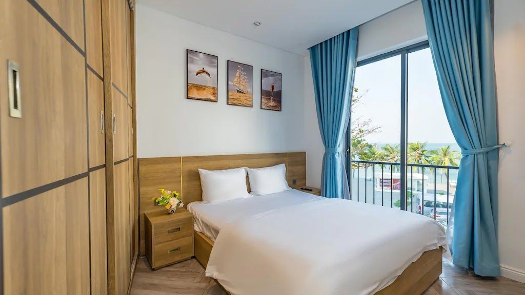 Cát Lợi Hotel pool and grounds in Duong Dong