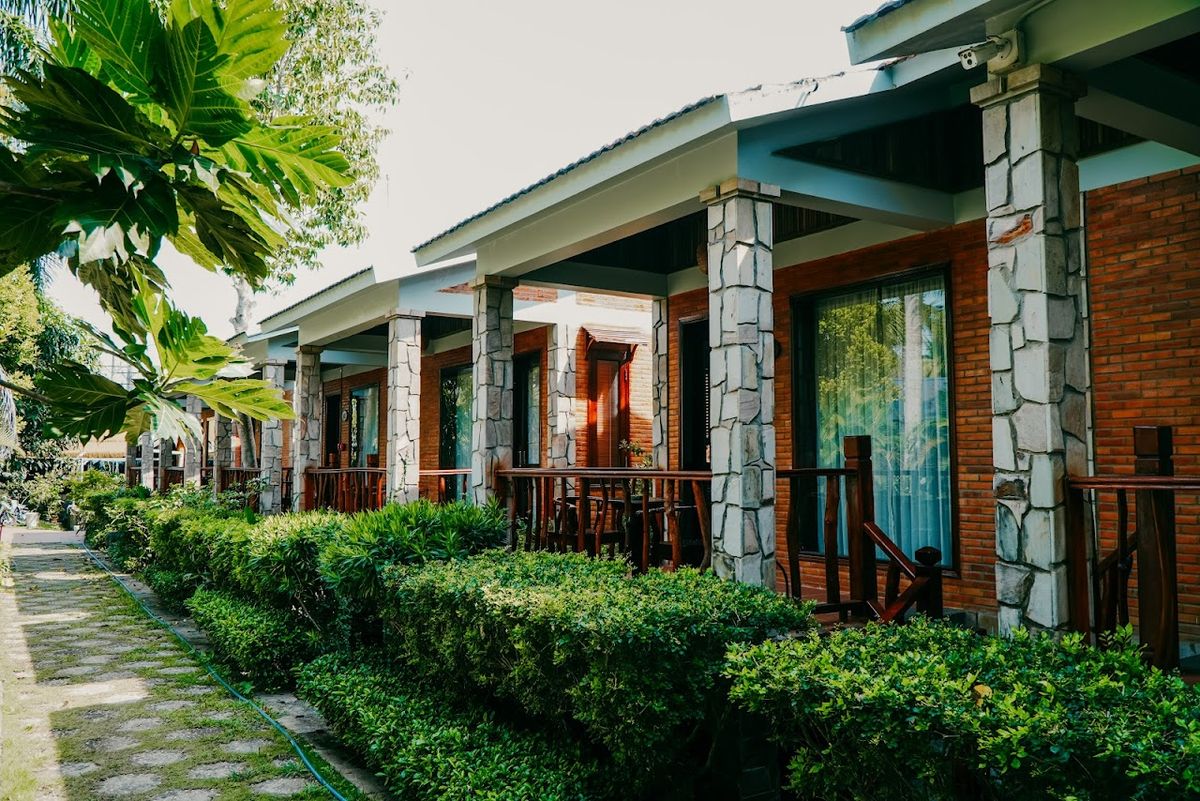 Cottage Village exterior in Ong Lang