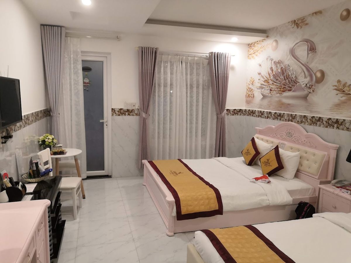 Godiva Hotel Phú Quốc pool and grounds in Long Beach