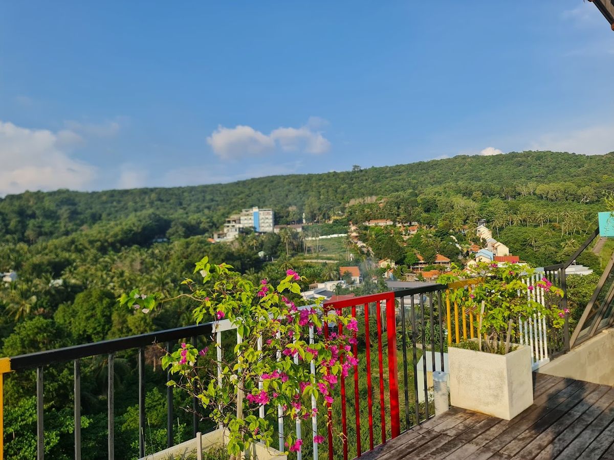 Golden Daisy Hotel exterior in Duong Dong