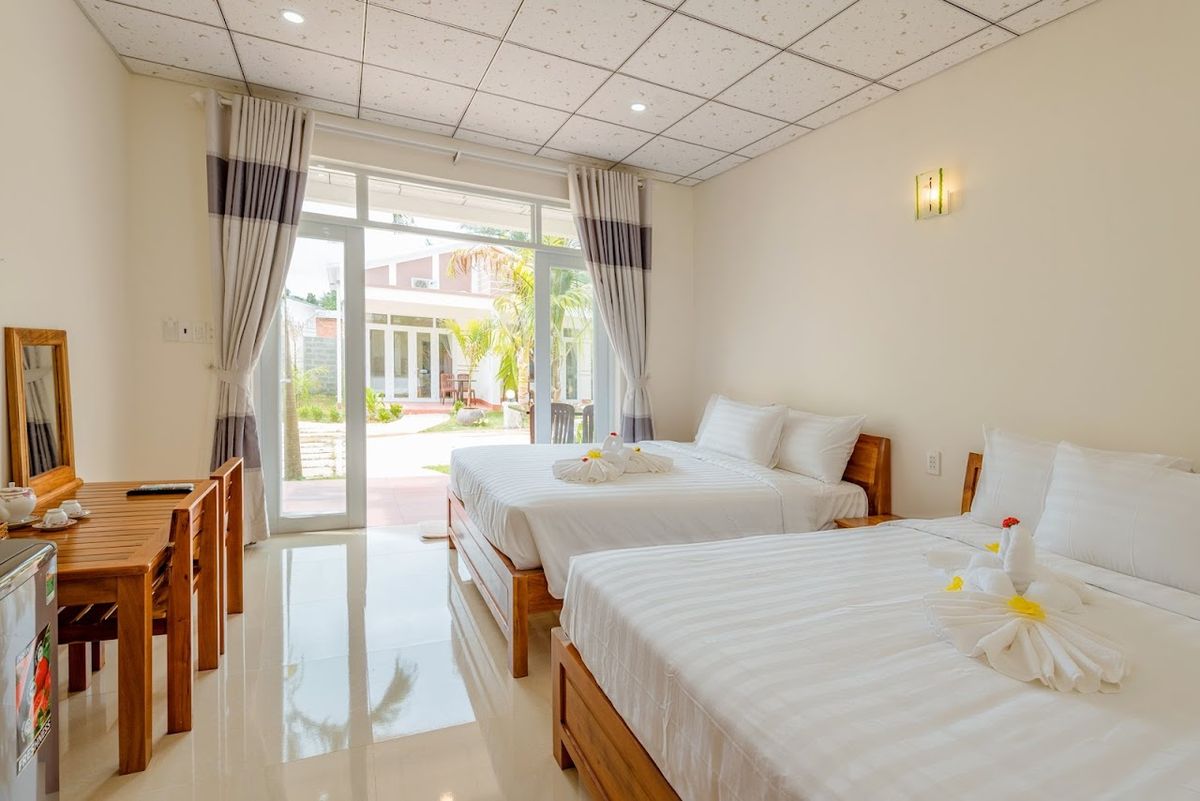 Hiến Minh Bungalow pool and grounds in Long Beach