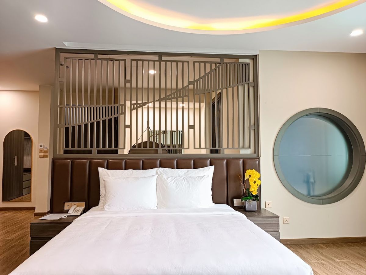Hotel Lê Anh pool and grounds in Long Beach