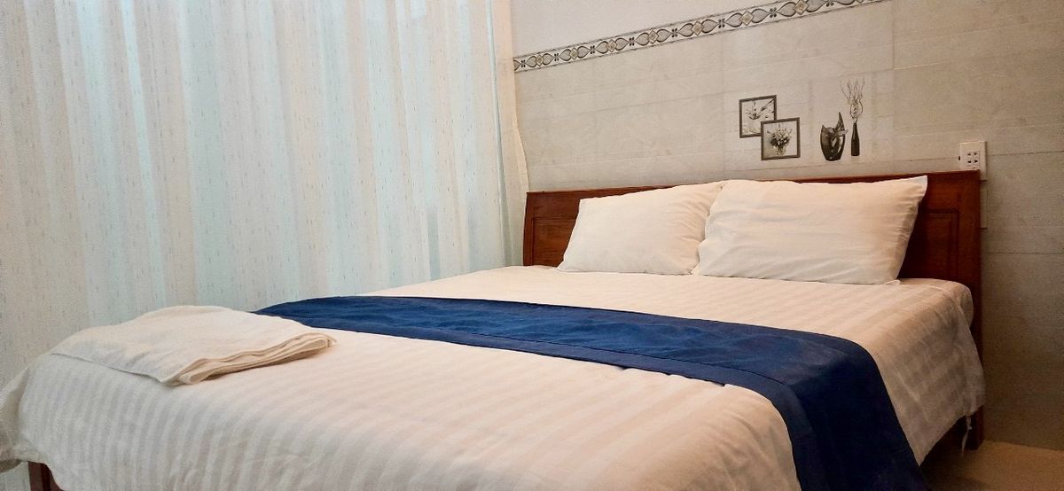 Hotel Phúc Hưng thịnh pool and grounds in Ganh Dau