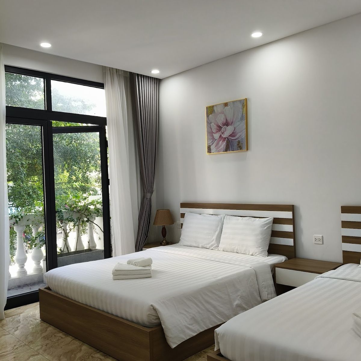 Hotel Phúc Lâm Grand World pool and grounds in Ganh Dau