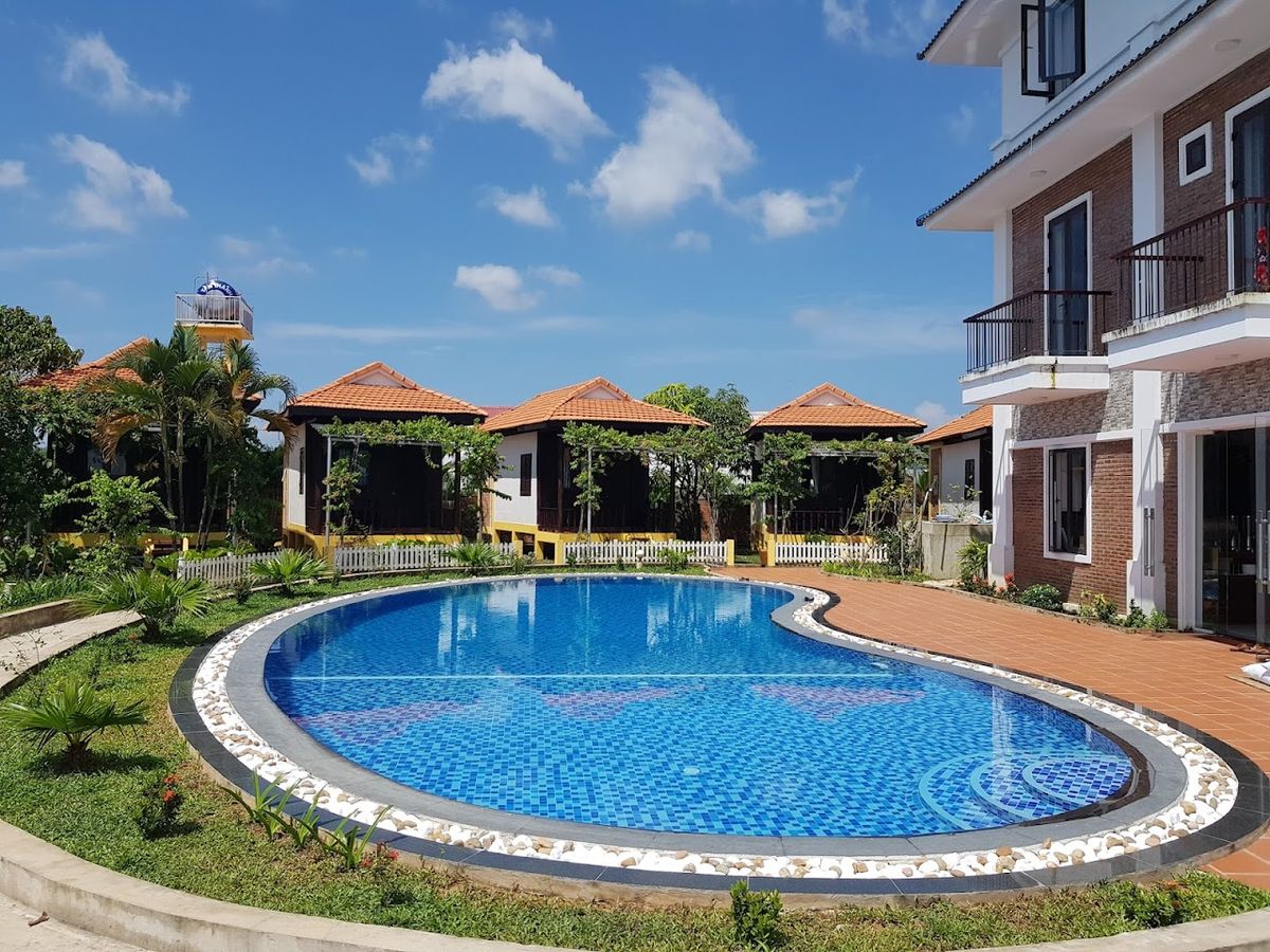 Hung Vuong Resort exterior in Ong Lang