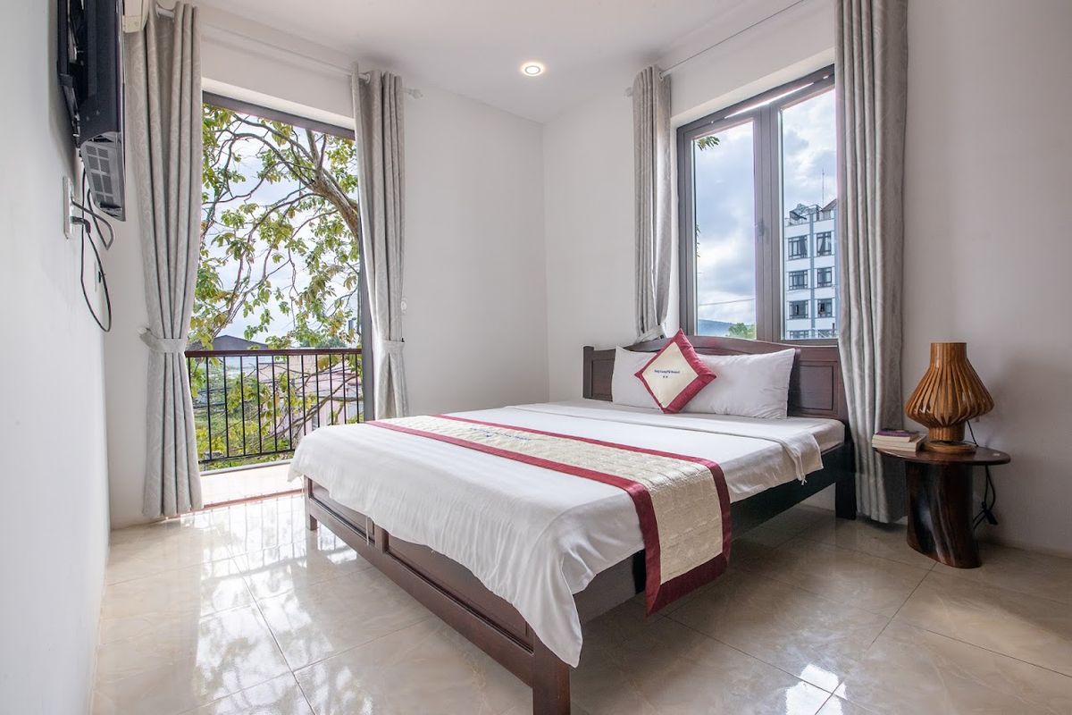 Hung Vuong Resort pool and grounds in Ong Lang