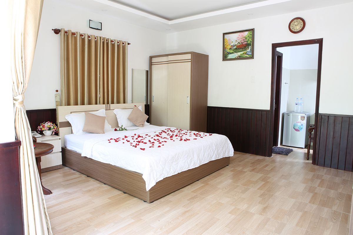 HUYNH GIA BUNGALOW pool and grounds in Duong Dong