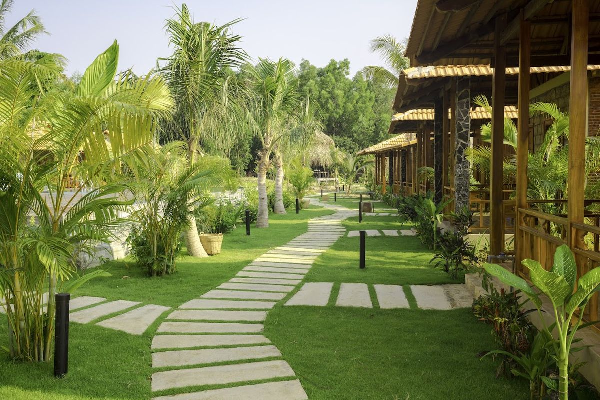 Island Lodge exterior in Ong Lang