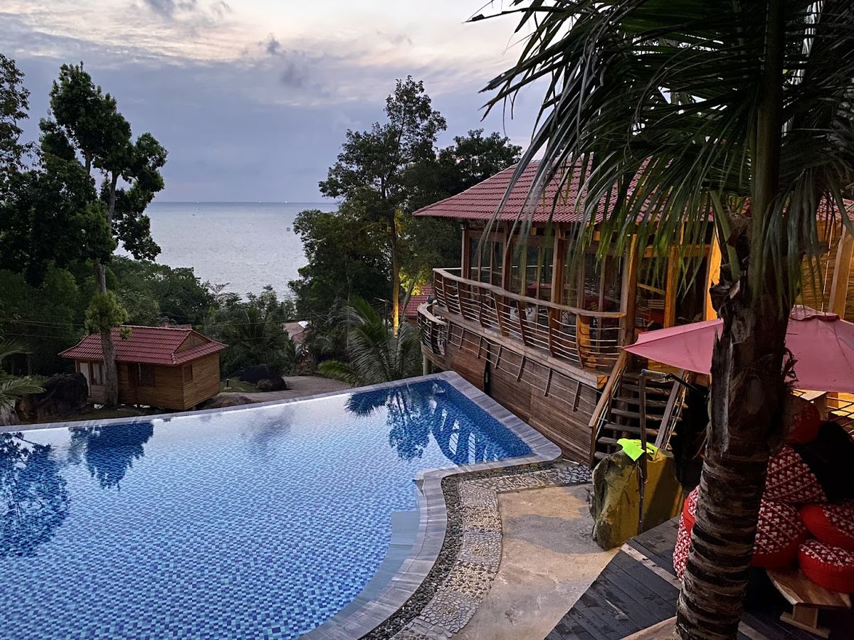 Jade Mountain Resort & Bar pool and grounds in Ong Lang