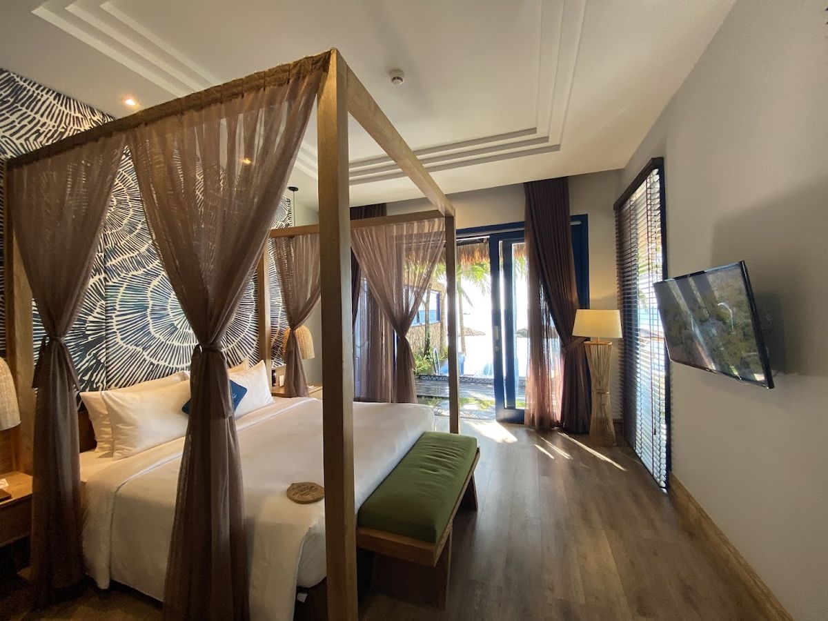 L'Azure Resort and Spa Phu Quoc pool and grounds in Duong Dong