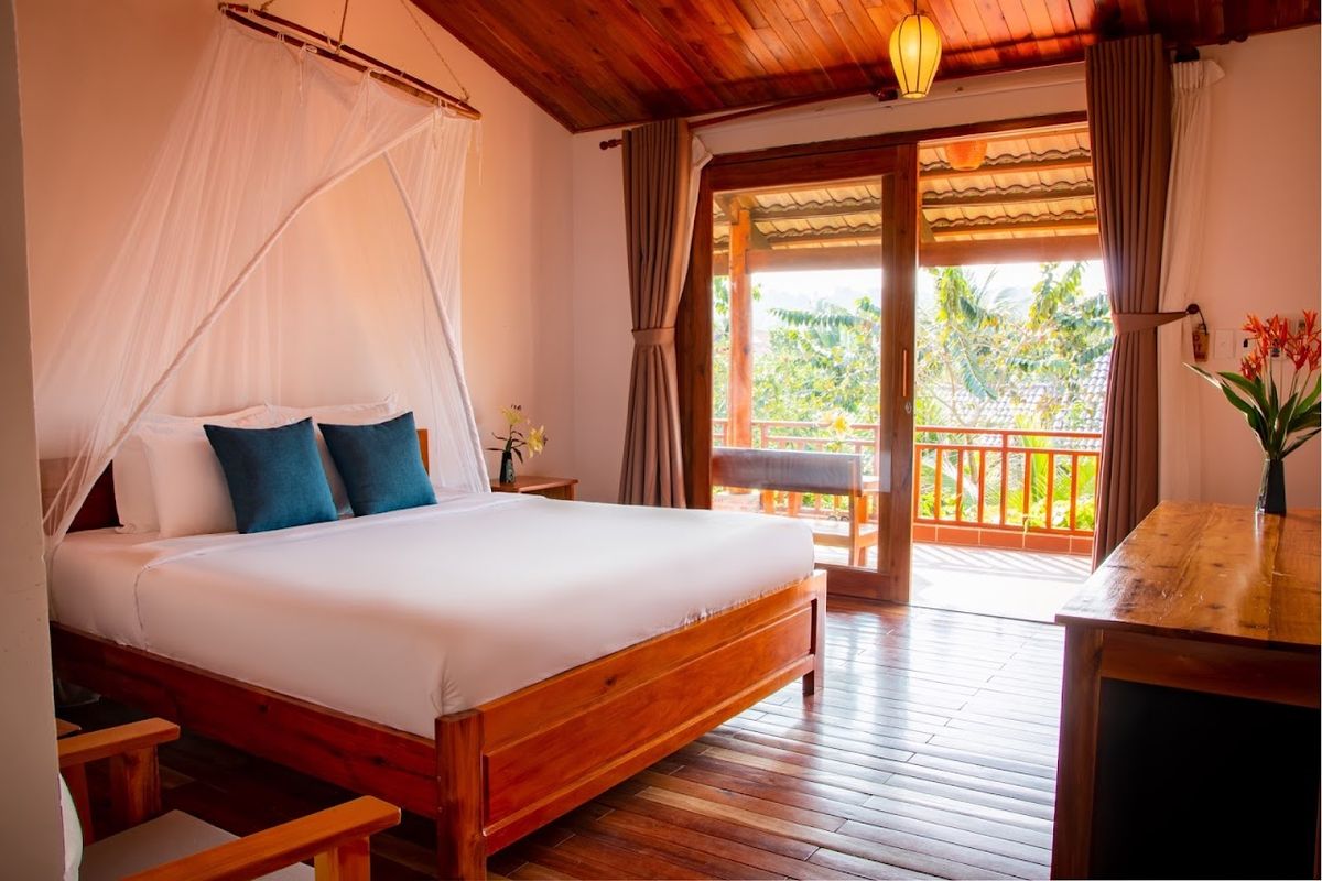La Casa Resort Phu Quoc pool and grounds in Ong Lang