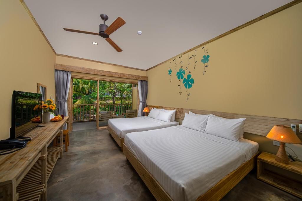 Lahana Resort Phu Quoc & Spa pool and grounds in Duong Dong