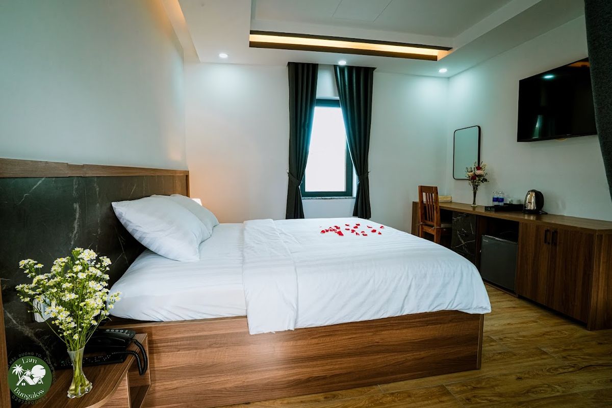 Lam Bungalow pool and grounds in Duong Dong