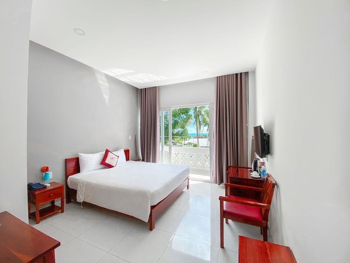 Lavender Resort pool and grounds in Duong Dong