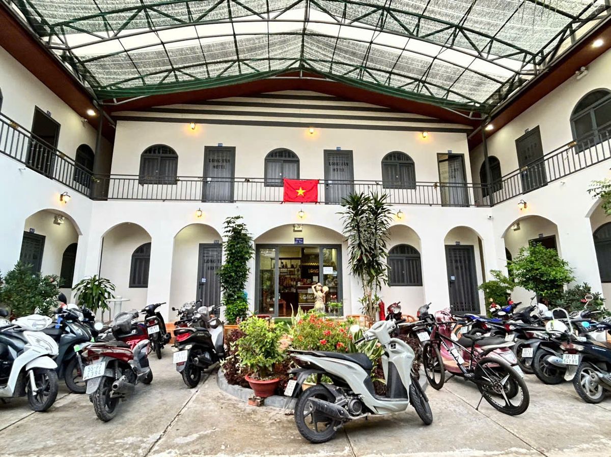 Long Vân Hotel exterior in Bai Sao