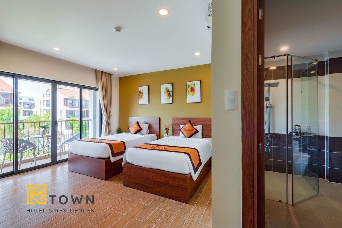 Luxy Park Hotel & Apartments - MTown pool and grounds in Long Beach