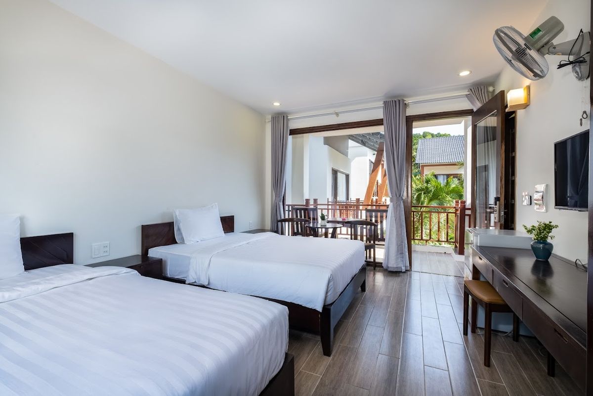 Melica Resort & Spa Phu Quoc pool and grounds in Long Beach