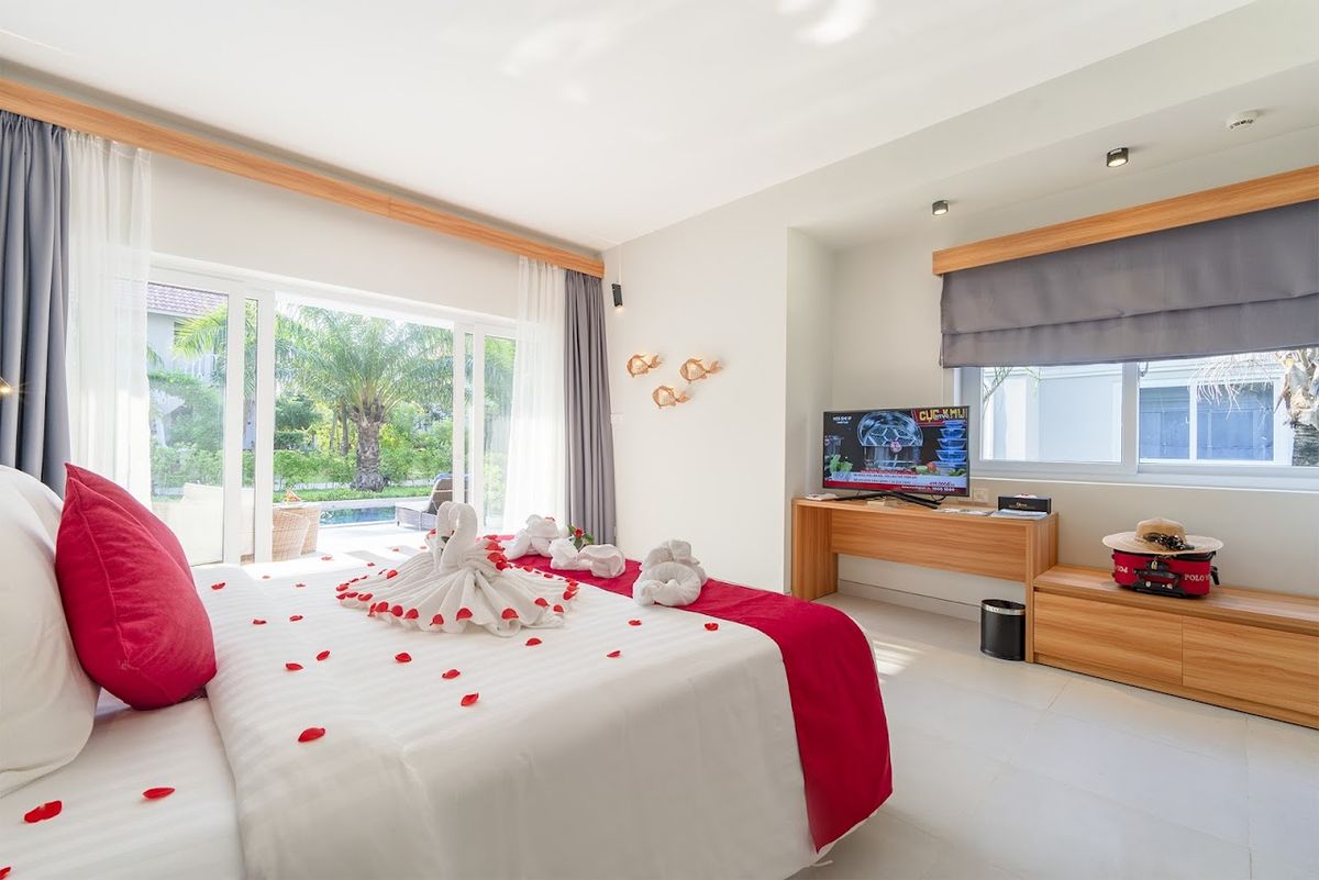 Mercury Phu Quoc Resort & Villas pool and grounds in Long Beach