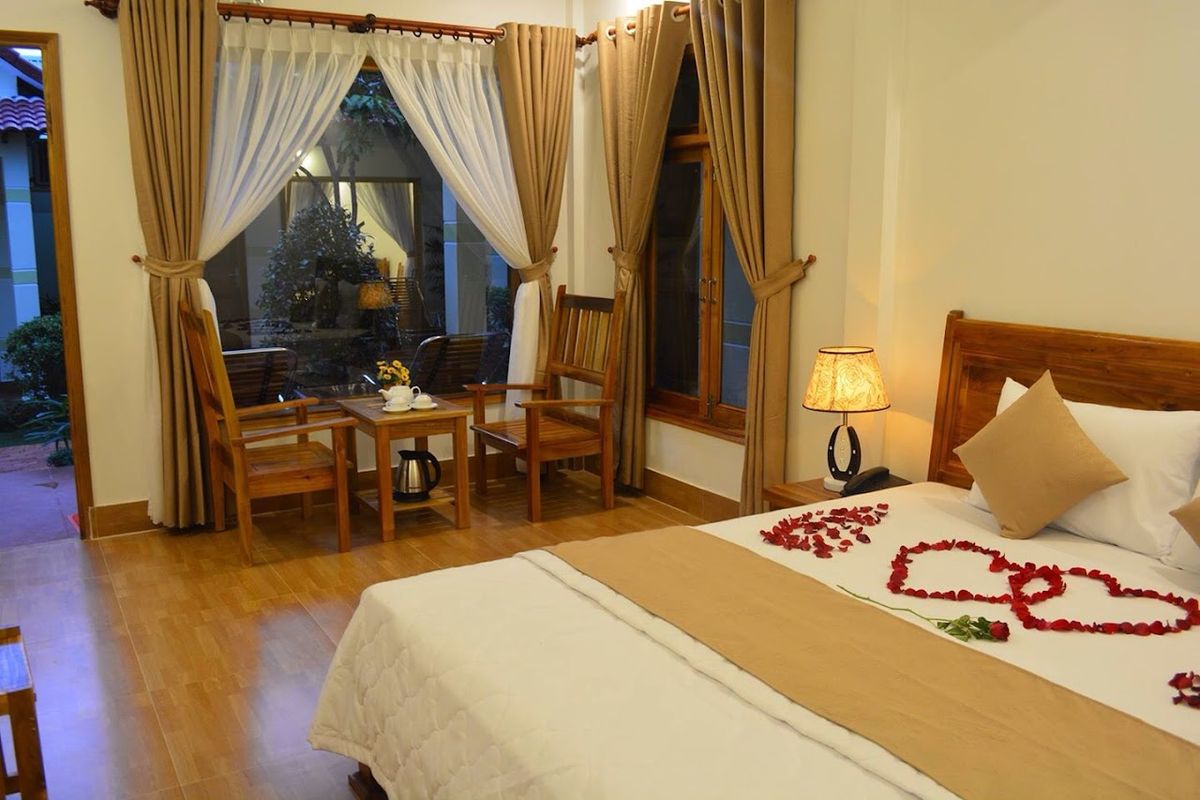 Ngoc Viet Bungalow pool and grounds in Duong Dong