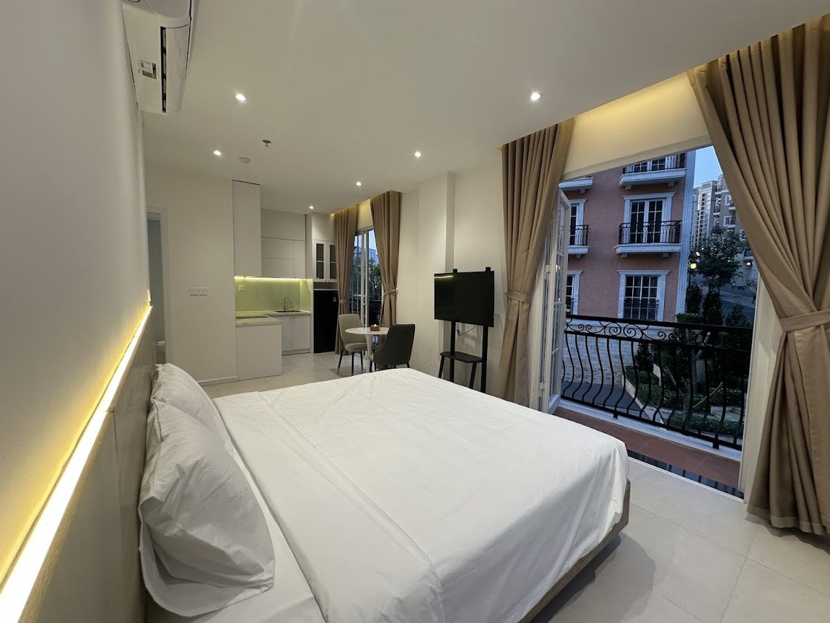 Novus Sol Hotel & Apartment pool and grounds in An Thoi
