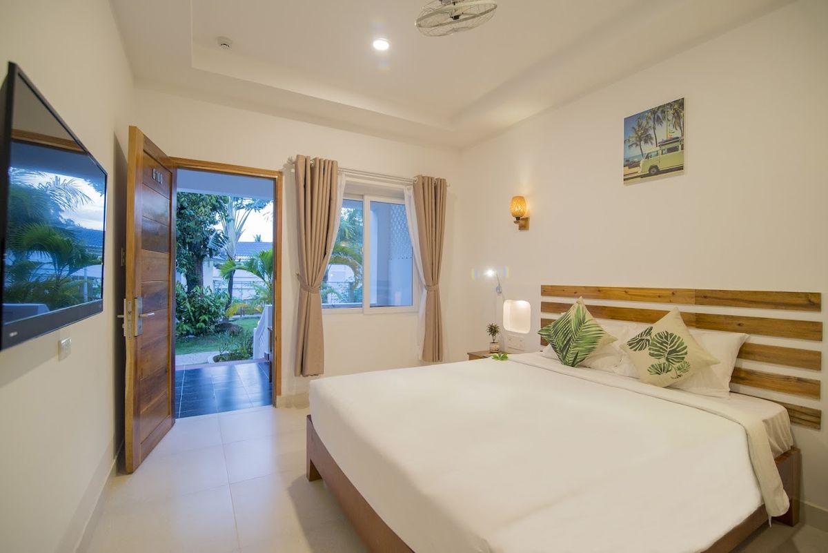 Palma Resort pool and grounds in Duong Dong