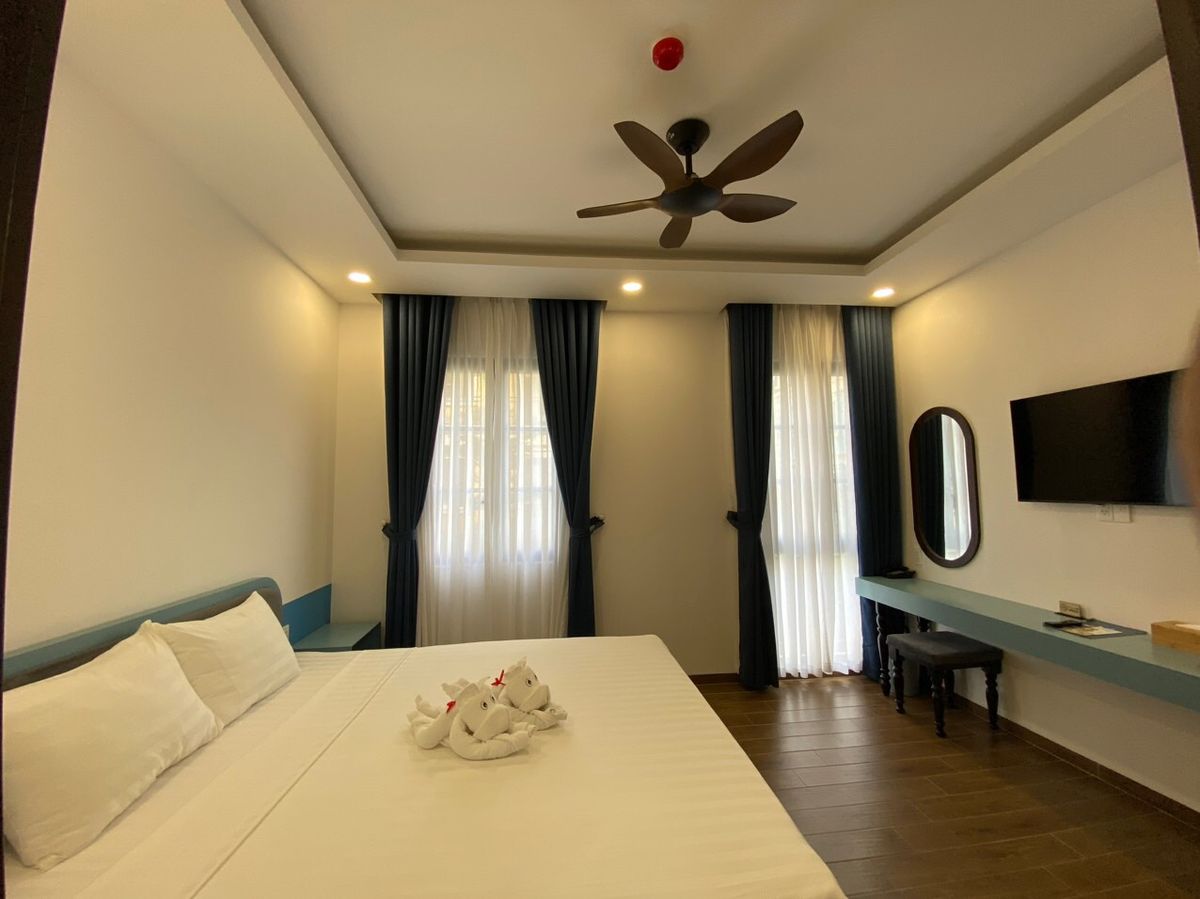 PEARL HOTEL & SPA KHEM BEACH PHÚ QUỐC pool and grounds in Long Beach