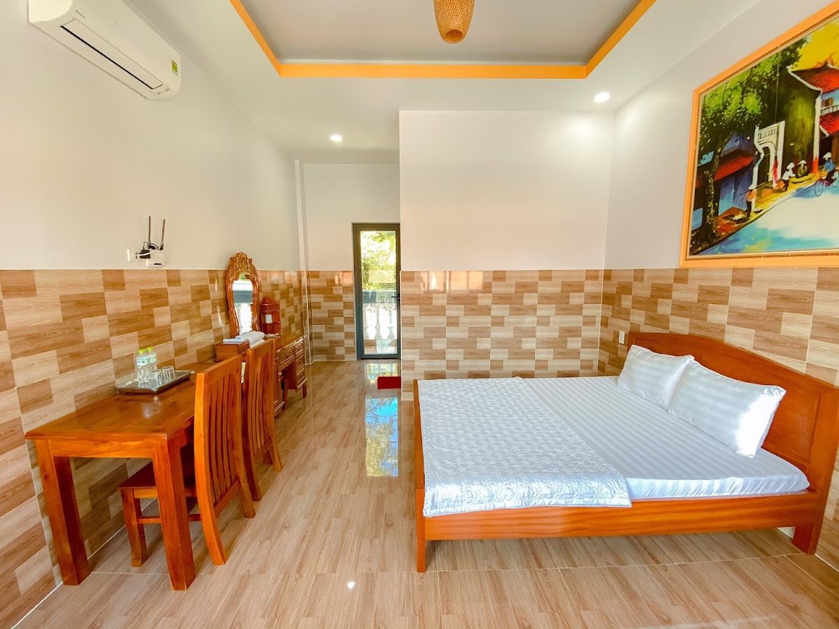 Phú Mỹ Hưng Bungalow pool and grounds in Long Beach