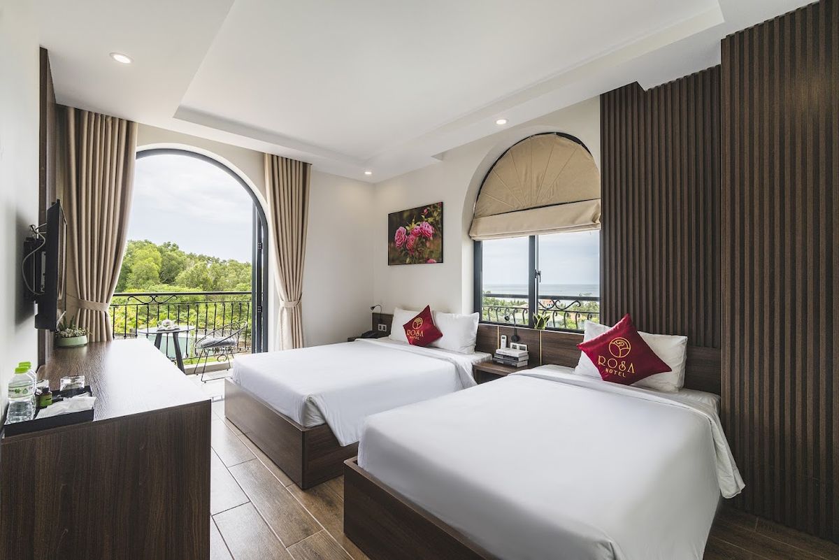 Rosa Hotel pool and grounds in Duong Dong