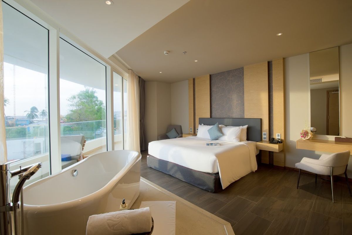 Seashells Phu Quoc Hotel & Spa pool and grounds in Long Beach