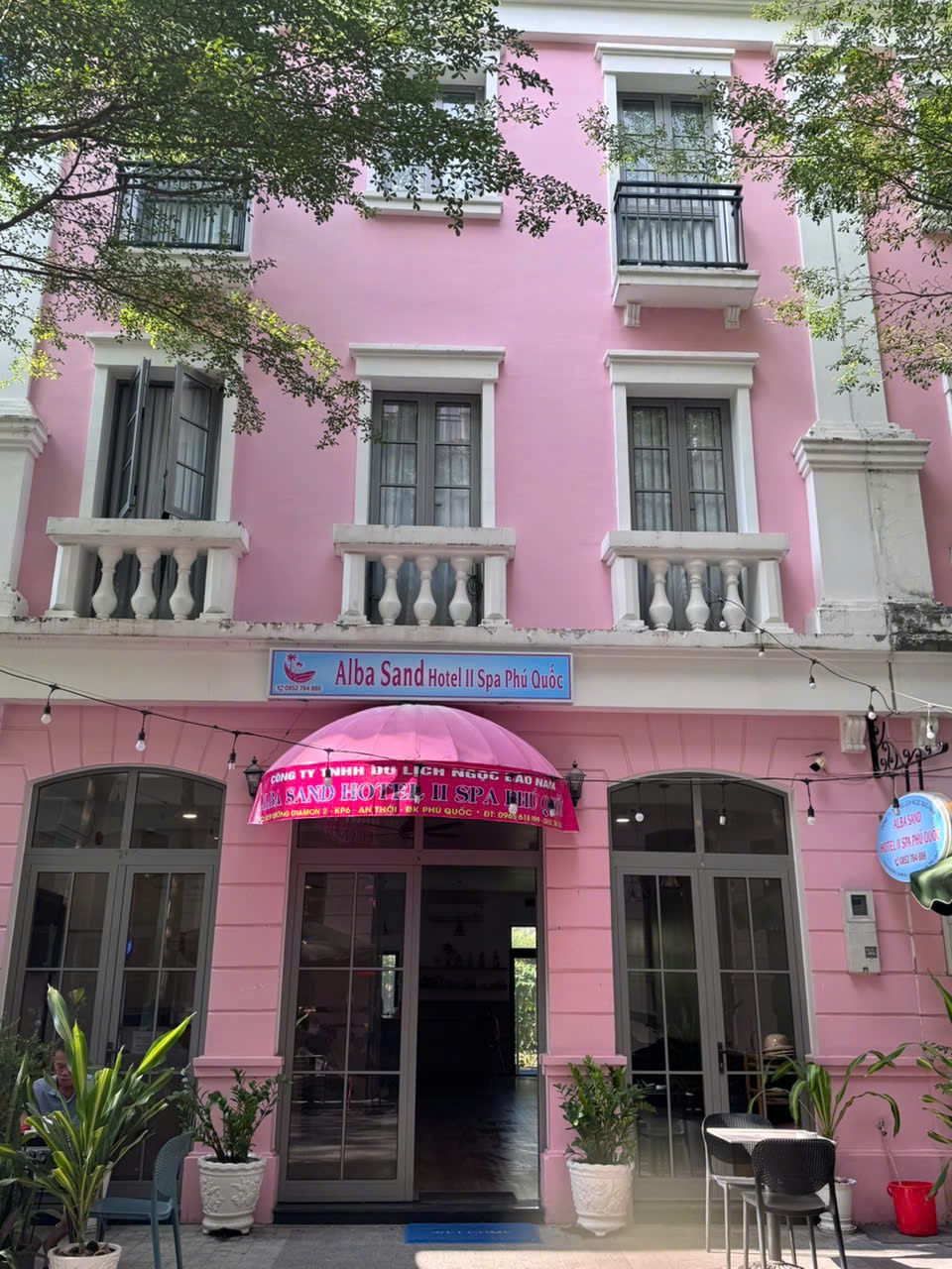 Sky Hotel exterior in Bai Sao