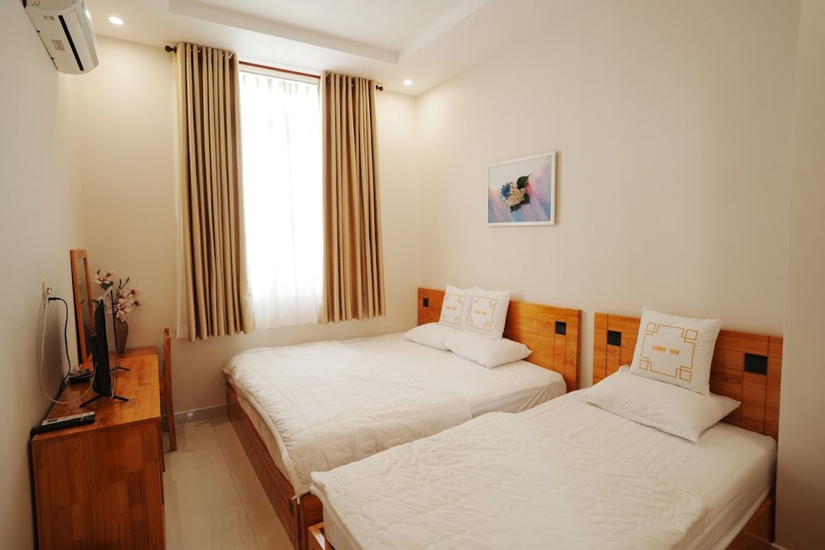 SOHO INN hotel pool and grounds in Duong Dong