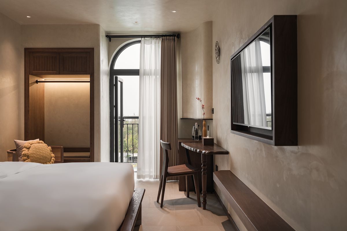 Su Casa Phu Quoc Long Beach pool and grounds in Long Beach