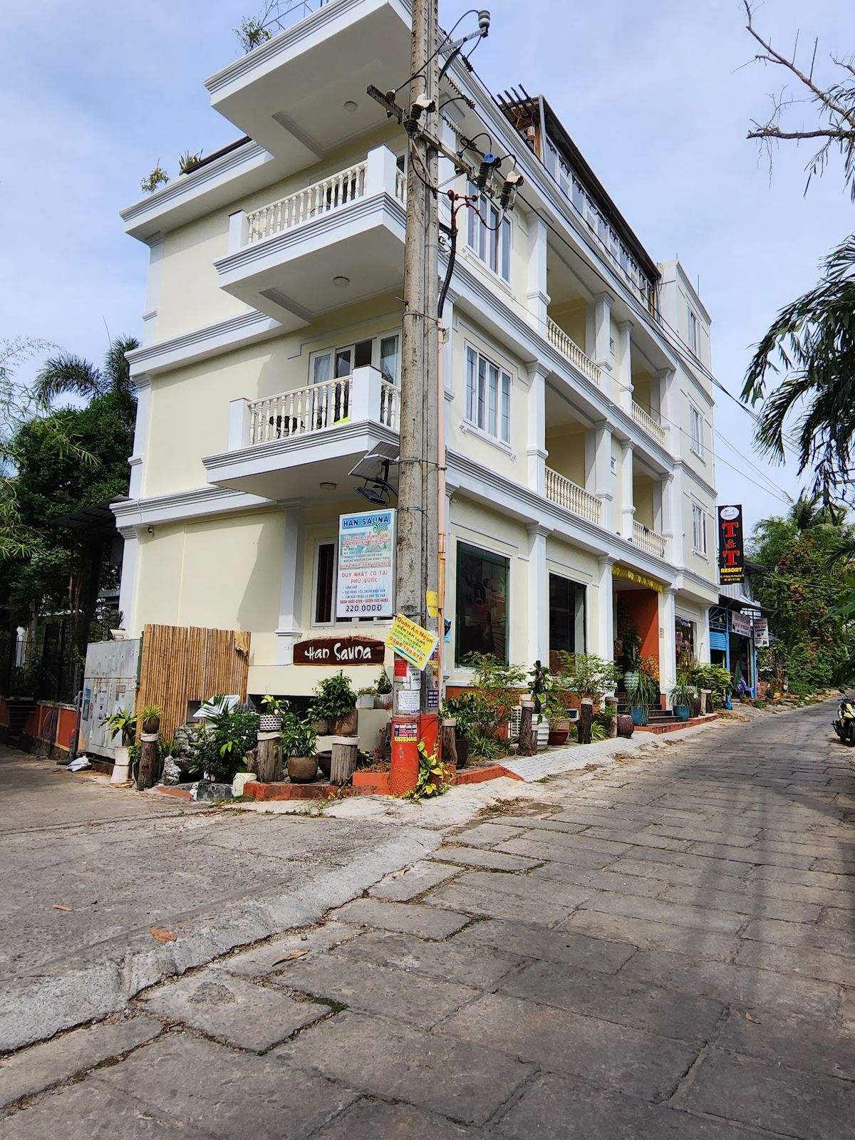T&T Resort exterior in Long Beach