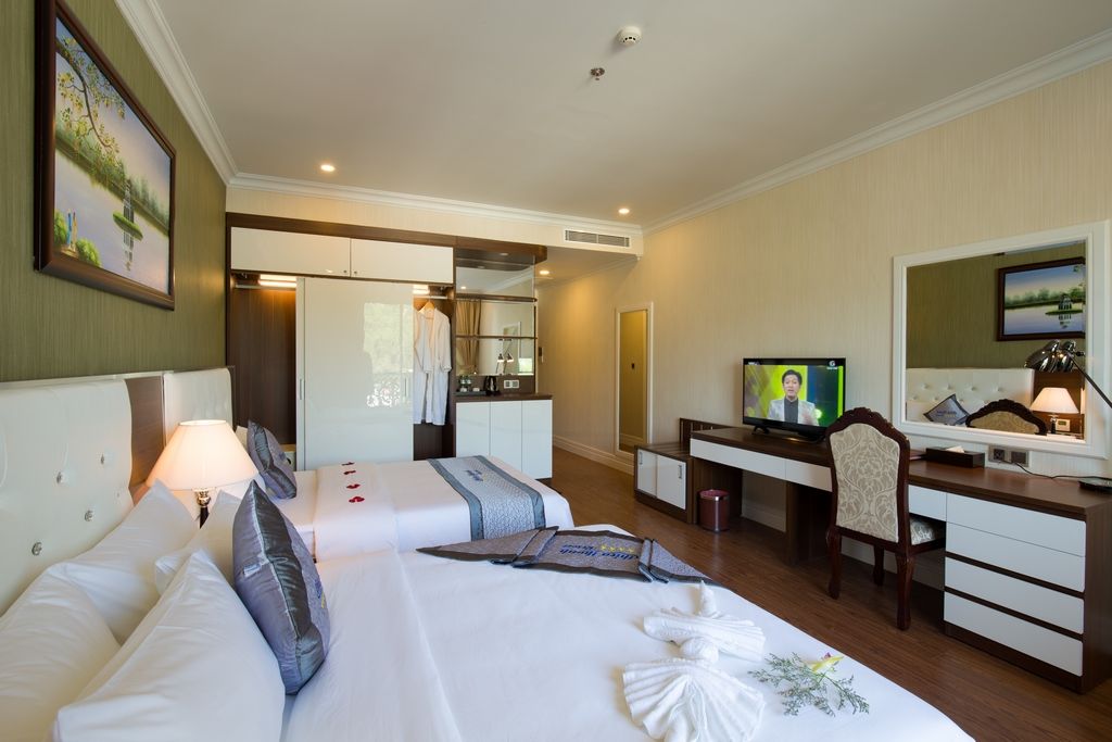 Thien Thanh Resort pool and grounds in Duong Dong