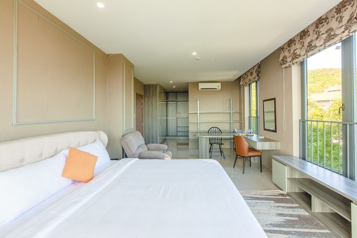 Tom Hill Boutique Resort & Spa pool and grounds in Duong Dong