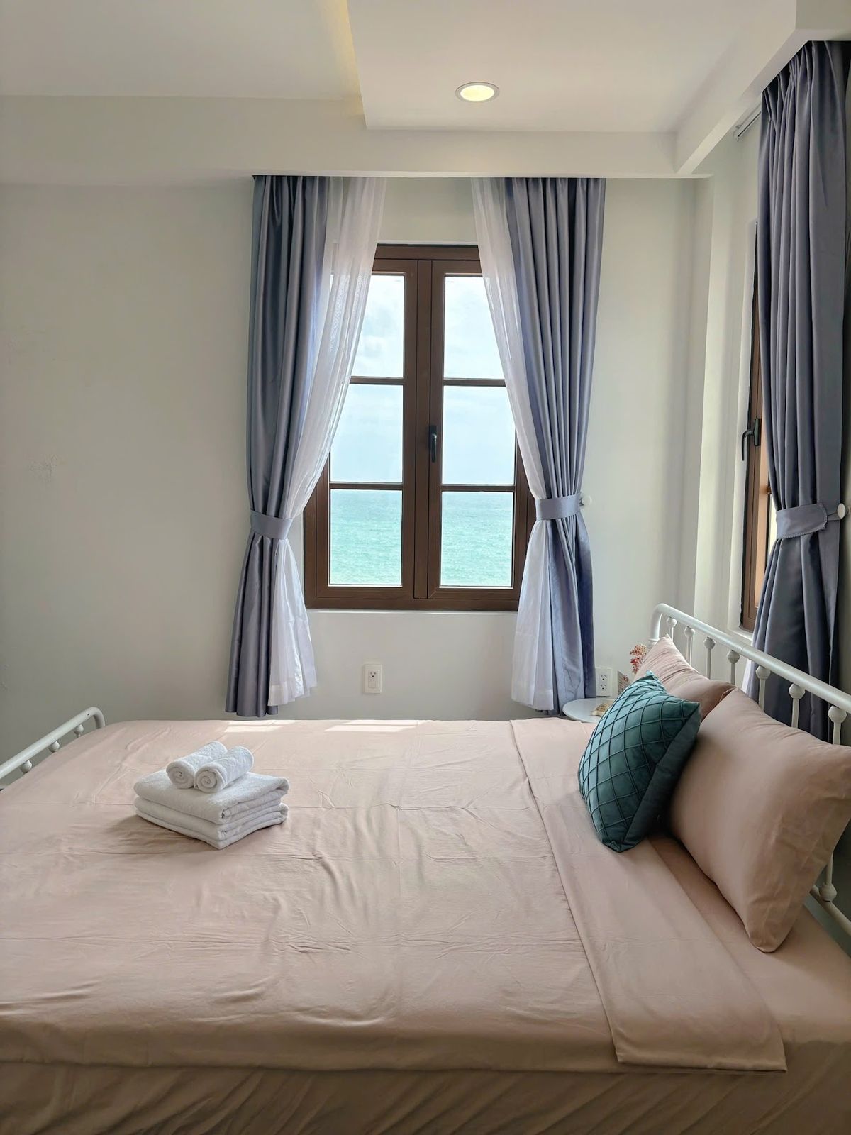 Triland Wellness pool and grounds in Bai Sao