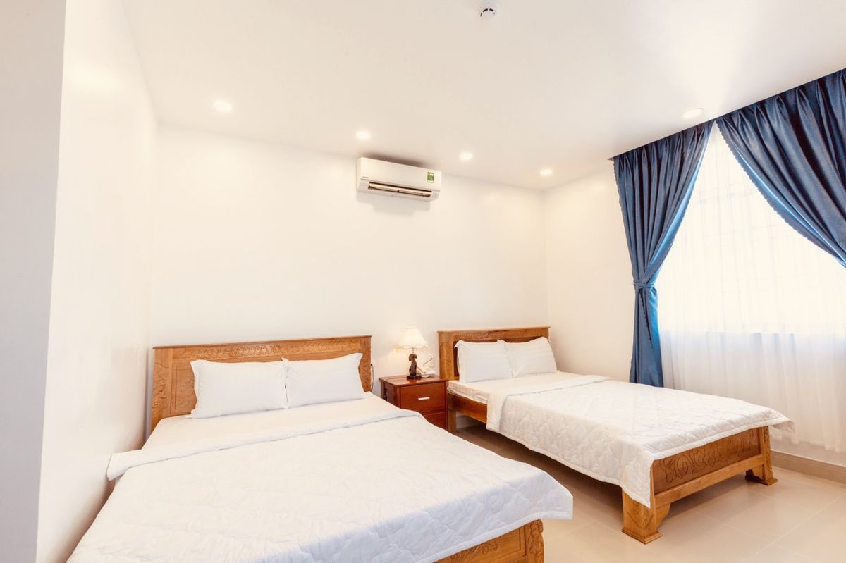 Tuyết Hiển Hotel pool and grounds in Duong Dong