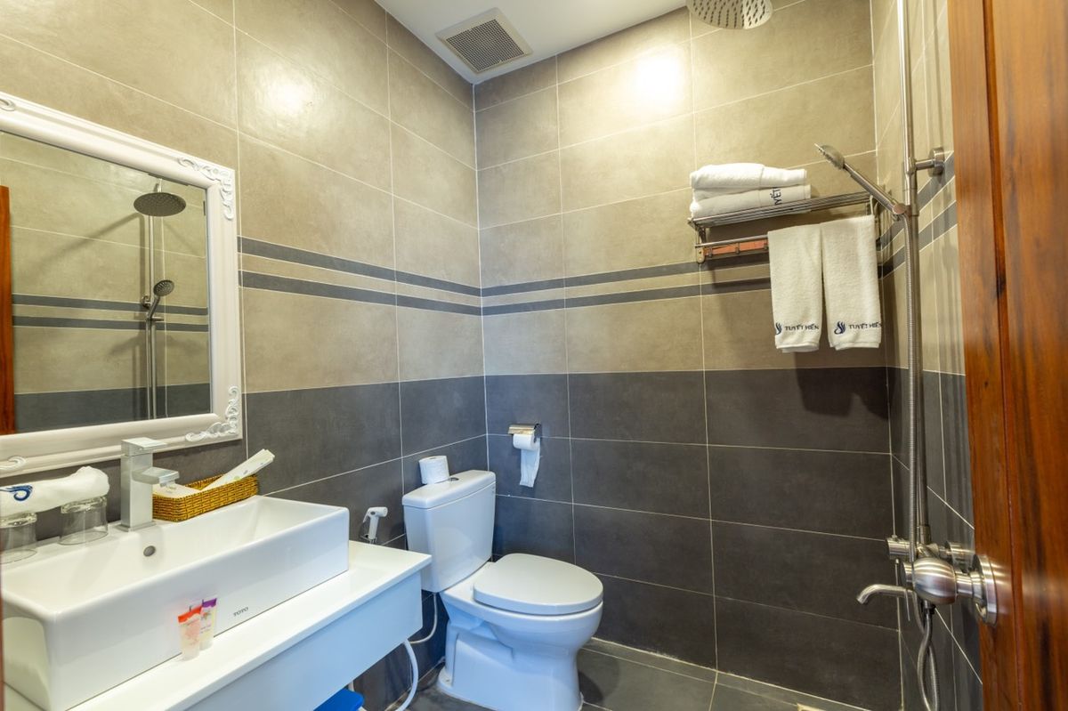 Tuyết Hiển Hotel room interior in Duong Dong