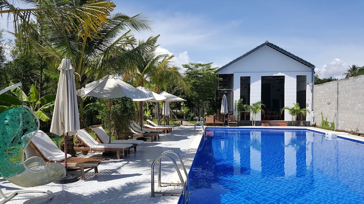 White Lotus resort exterior in Ong Lang