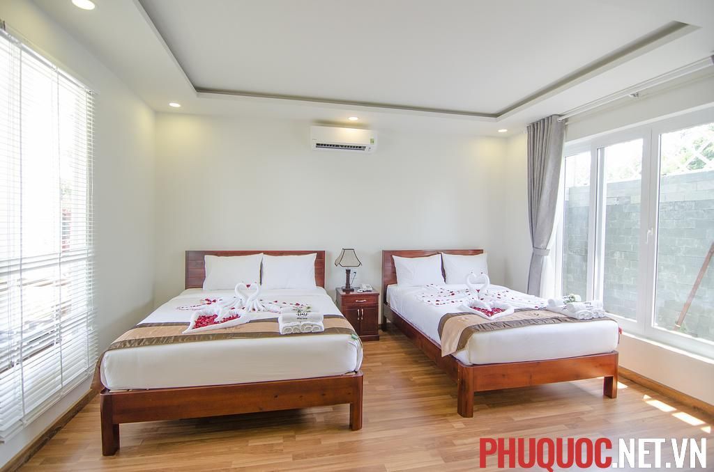 White Lotus resort pool and grounds in Ong Lang