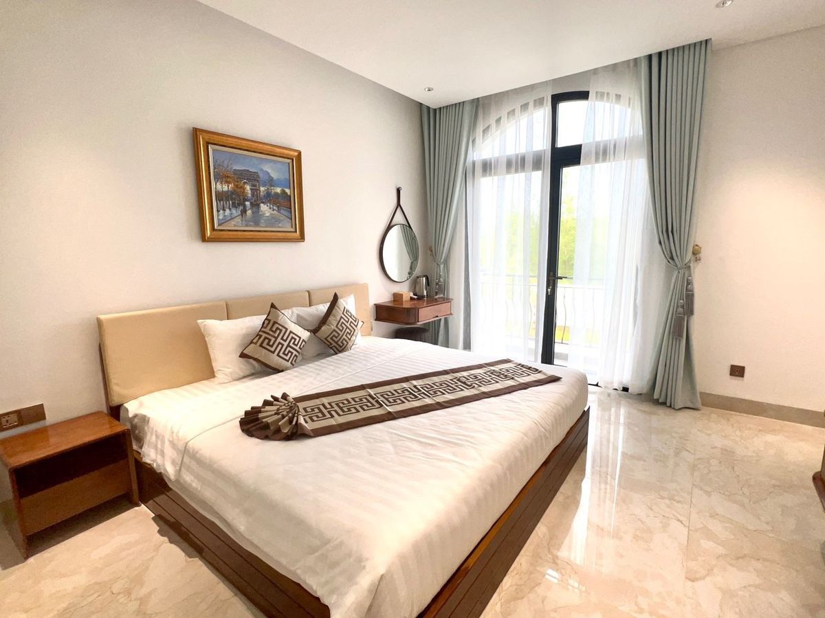 Wonder Sea Hotel pool and grounds in Ganh Dau